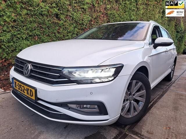 Wit Gebruikt 2021 VW Passat Comfortline Stationwagen | € 15.500 (Goede deal) - Afbeelding 1/4