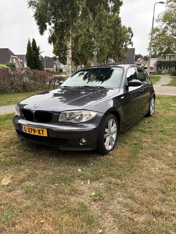 Grijs Gebruikt 2005 BMW 118 Hatchback | € 3.995 (Iets duurder) - Afbeelding 1/4