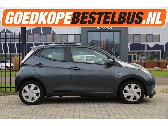 Grijs (metallic) Gebruikt 2014 Toyota Aygo X-play Hatchback | € 5.450 (Eerlijke prijs) - Afbeelding 1/4