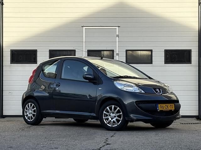Grijs Gebruikt 2008 Peugeot 107 Hatchback | € 2.385 (Eerlijke prijs) - Afbeelding 1/4