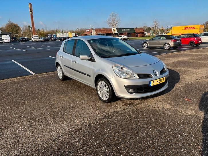 Gebruikt 2009 Renault Clio R.S. Hatchback | € 1.799 (Eerlijke prijs) - Afbeelding 1/4