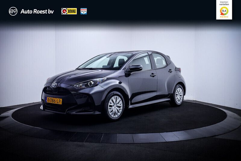 Zwart Gebruikt 2022 Toyota Yaris Hybrid Active Hatchback | € 21.925 (Iets duurder) - Afbeelding 1/4