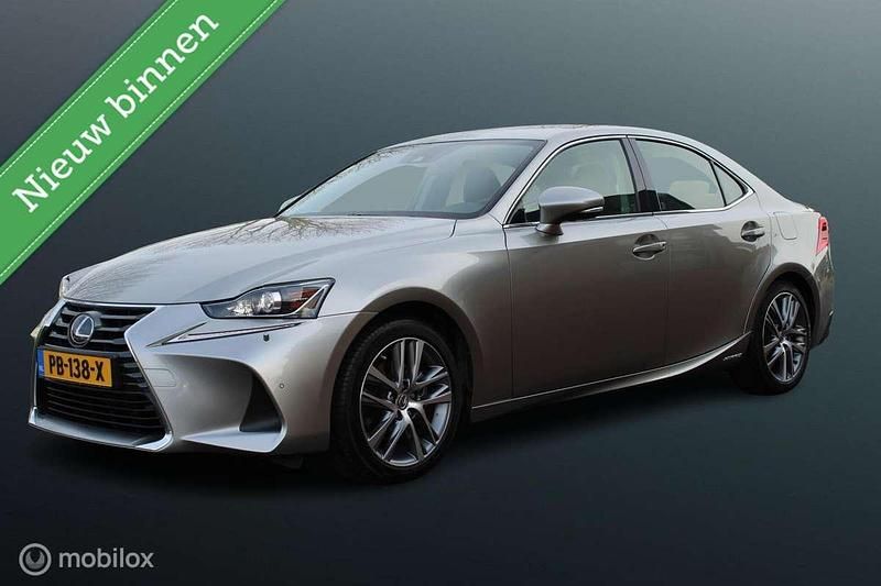 Grijs Gebruikt 2017 Lexus IS300h Business Edition Sedan | € 21.395 (Eerlijke prijs) - Afbeelding 1/4