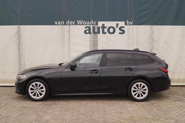 Zwart Occasion 2021 BMW 318 Executive Stationwagen | € 19.900 (Eerlijke prijs) - Afbeelding 1/4