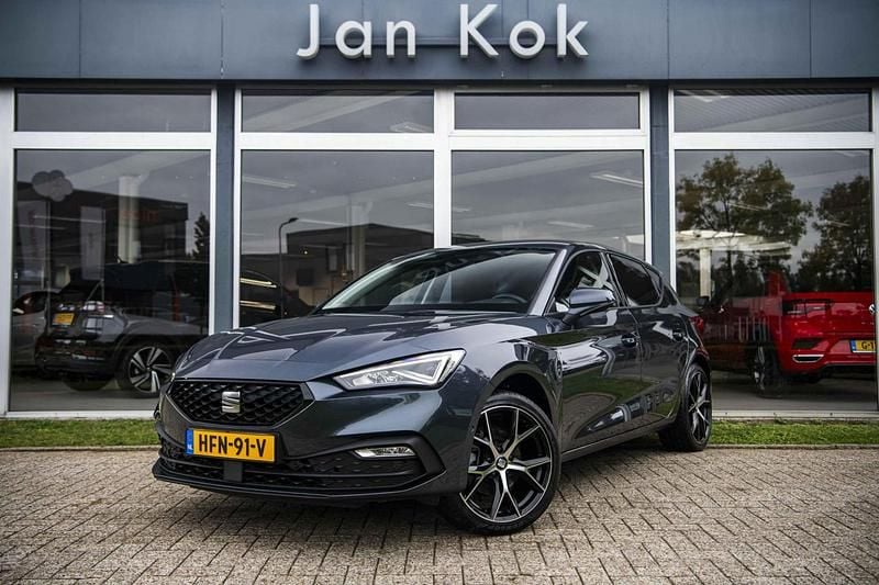 Grijs Gebruikt 2022 Seat Leon Business Hatchback | € 20.900 (Goede deal) - Afbeelding 1/4