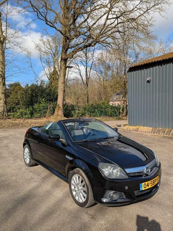 Zwart Gebruikt 2005 Opel Tigra Enjoy Cabriolet | € 1.950 (Iets duurder) - Afbeelding 1/4