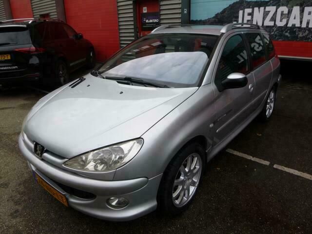 Grijs Gebruikt 2003 Peugeot 206 Stationwagen | € 1.249 (Eerlijke prijs) - Afbeelding 1/4