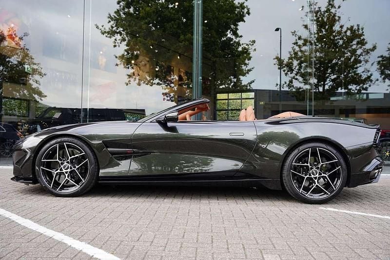 Groen Nieuw 2025 Aston Martin Vanquish Cabriolet | € 499.888 - Afbeelding 1/4