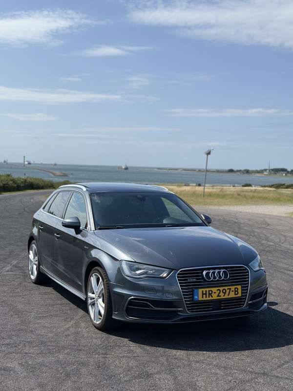 Grijs Gebruikt 2015 Audi A3 Hatchback | € 14.500 (Iets duurder) - Afbeelding 1/4