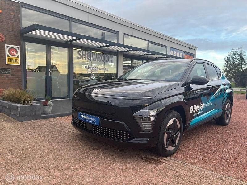 Zwart Gebruikt 2024 Hyundai Kona Comfort SUV | € 33.900 (Super prijs) - Afbeelding 1/4