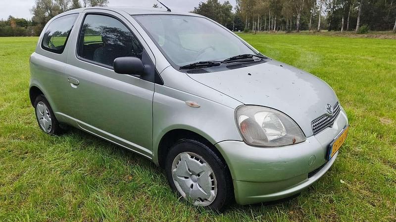 Grijs Gebruikt 2001 Toyota Yaris Luna Hatchback | € 899 (Goede deal) - Afbeelding 1/4