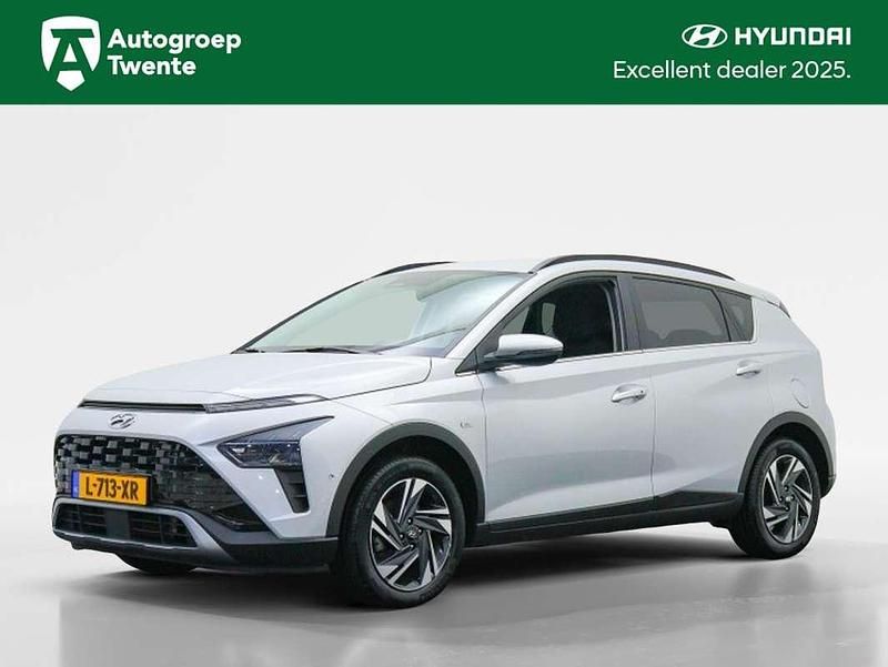 Shimmering silver (grijs metallic) Gebruikt 2021 Hyundai Bayon Premium SUV | € 17.950 (Eerlijke prijs) - Afbeelding 1/4