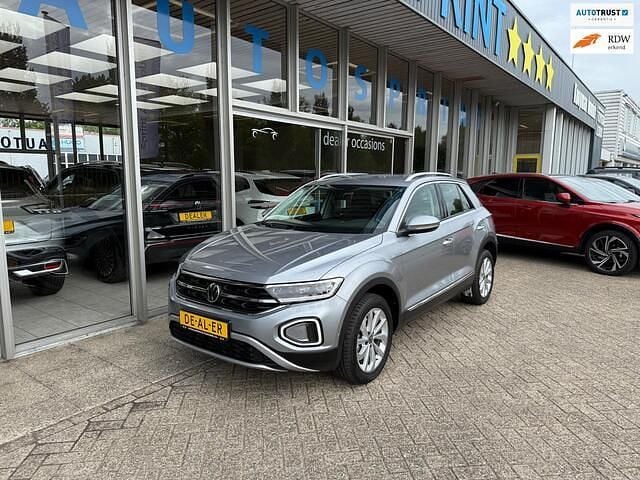 Grijs Gebruikt 2024 VW T-Roc Style SUV | € 32.999 (Goede deal) - Afbeelding 1/4