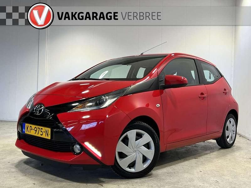 Rood Gebruikt 2016 Toyota Aygo X-play Hatchback | € 8.740 (Super prijs) - Afbeelding 1/4