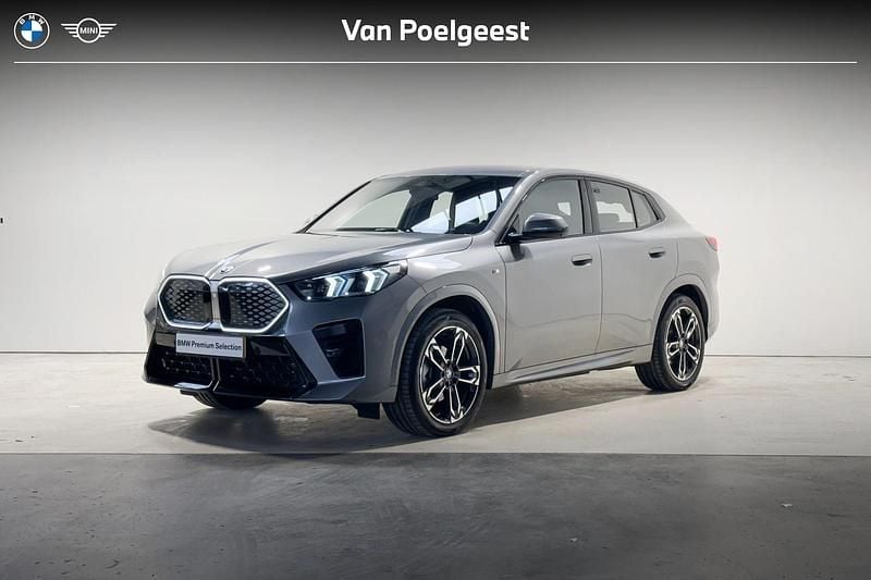 Skyscraper grey metallic (grijs metallic) Gebruikt 2024 BMW iX2 M Sport SUV | € 42.995 (Goede deal) - Afbeelding 1/4