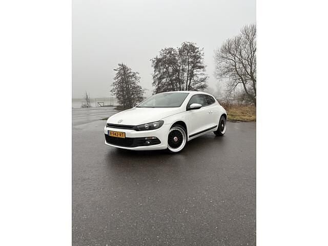 Wit (metallic) Occasion 2010 VW Scirocco Highline Coupé | € 5.900 (Eerlijke prijs) - Afbeelding 1/4