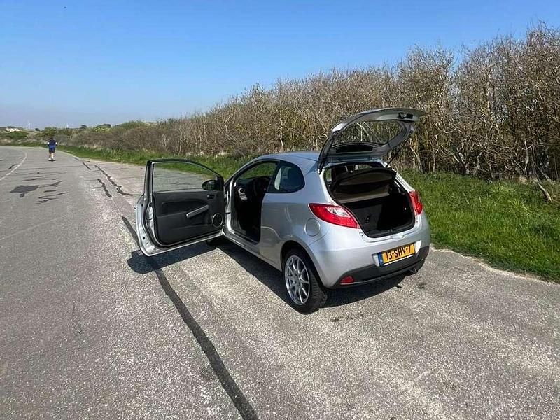 Zilver Gebruikt 2011 Mazda 2 Hatchback | € 4.950 (Eerlijke prijs) - Afbeelding 1/4