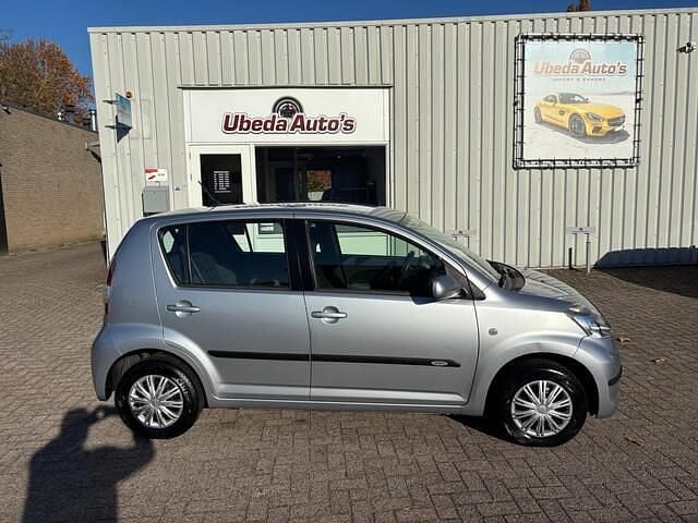 Grijs (metallic) Gebruikt 2010 Subaru Justy Comfort Hatchback | € 2.250 (Eerlijke prijs) - Afbeelding 1/4