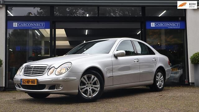 Grijs Gebruikt 2004 Mercedes E220 Elegance Sedan | € 3.490 (Eerlijke prijs) - Afbeelding 1/4