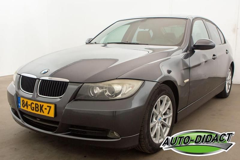Grijs Gebruikt 2007 BMW 320 Sedan | € 2.750 - Afbeelding 1/4