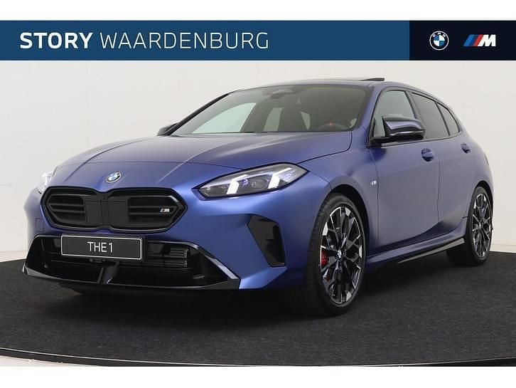 Portimao blau Gebruikt 2024 BMW M135 Comfort Edition Hatchback | € 90.842 - Afbeelding 1/4