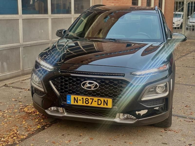 Zwart (metallic) Gebruikt 2020 Hyundai Kona SUV | € 17.945 (Eerlijke prijs) - Afbeelding 1/4