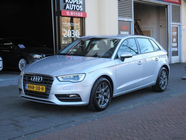 Grijs, metallic lak Gebruikt 2013 Audi A3 Sportback Attraction Hatchback | € 10.950 (Eerlijke prijs) - Afbeelding 1/4