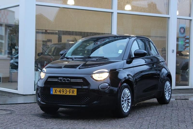 Zwart (metallic) Occasion 2024 Fiat 500e Urban Hatchback | € 19.975 (Eerlijke prijs) - Afbeelding 1/4