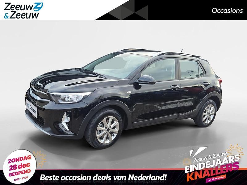 Zwart Gebruikt 2022 Kia Stonic Play SUV | € 16.995 (Goede deal) - Afbeelding 1/4