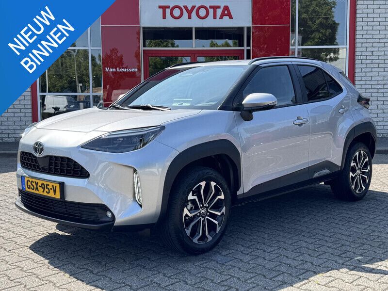 Grijs Gebruikt 2024 Toyota Yaris Cross Edition SUV | € 29.340 (Eerlijke prijs) - Afbeelding 1/4