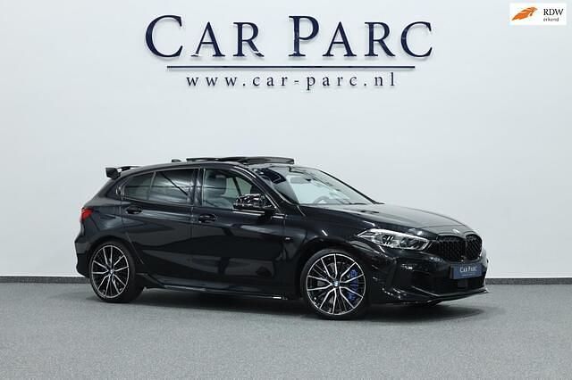 Zwart Occasion 2020 BMW M135 M Performance Hatchback | € 34.995 (Eerlijke prijs) - Afbeelding 1/4