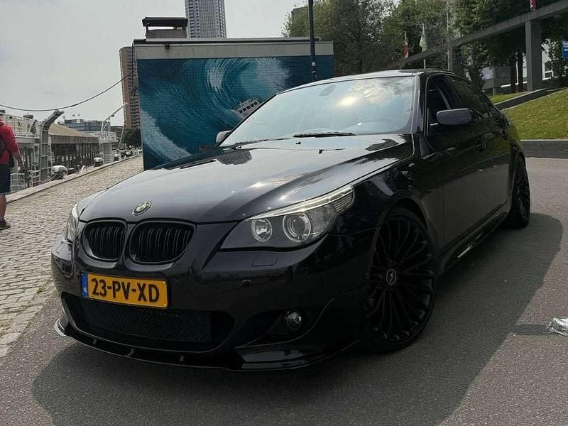 Zwart Gebruikt 2005 BMW 545 Executive Sedan | € 14.500 (Iets duurder) - Afbeelding 1/4