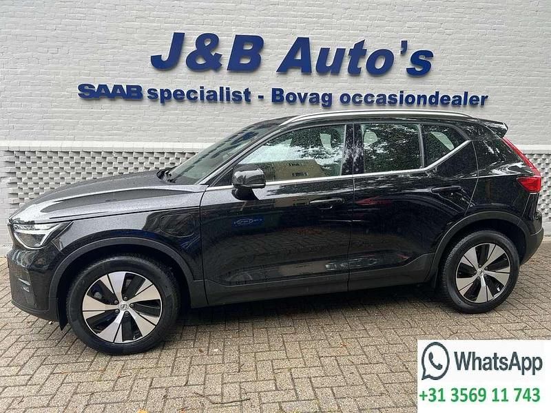 Zwart Gebruikt 2022 Volvo XC40 Plus SUV | € 30.950 (Eerlijke prijs) - Afbeelding 1/4