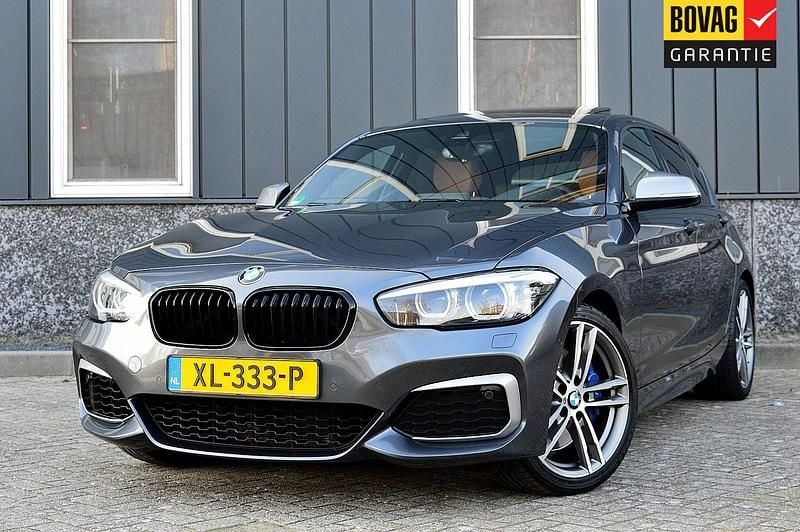 Grijs, metallic lak Gebruikt 2019 BMW M140 Executive Hatchback | € 36.950 (Iets duurder) - Afbeelding 1/4