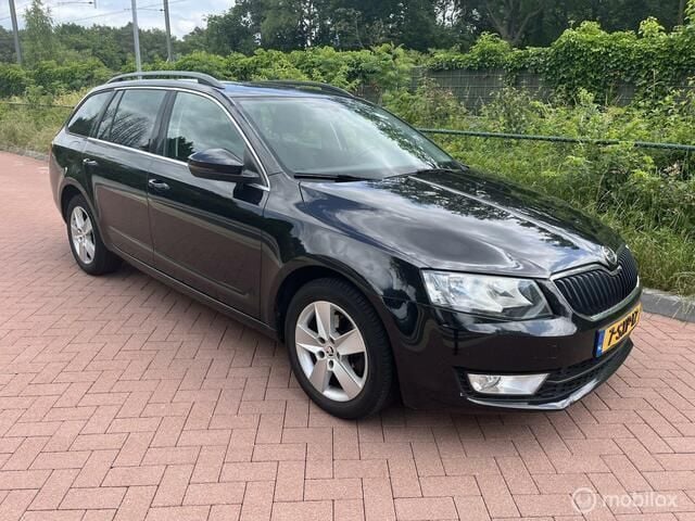 Zwart Gebruikt 2014 Skoda Octavia Stationwagen | € 4.999 (Goede deal) - Afbeelding 1/4