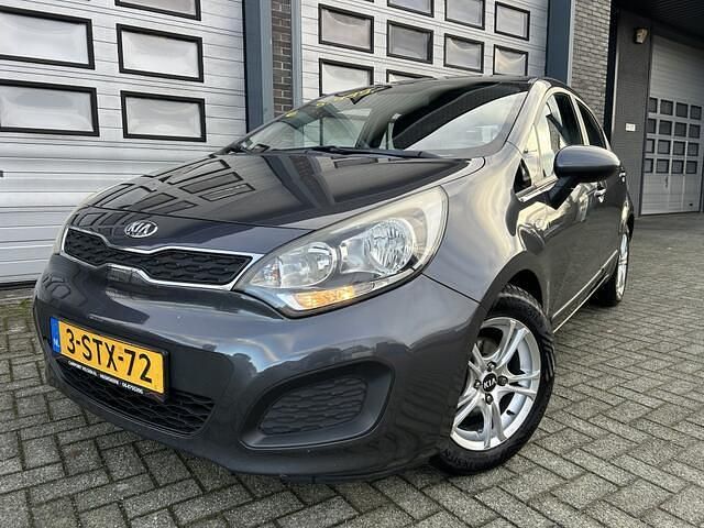 Grijs Occasion 2014 Kia Rio Hatchback | € 5.499 (Eerlijke prijs) - Afbeelding 1/4
