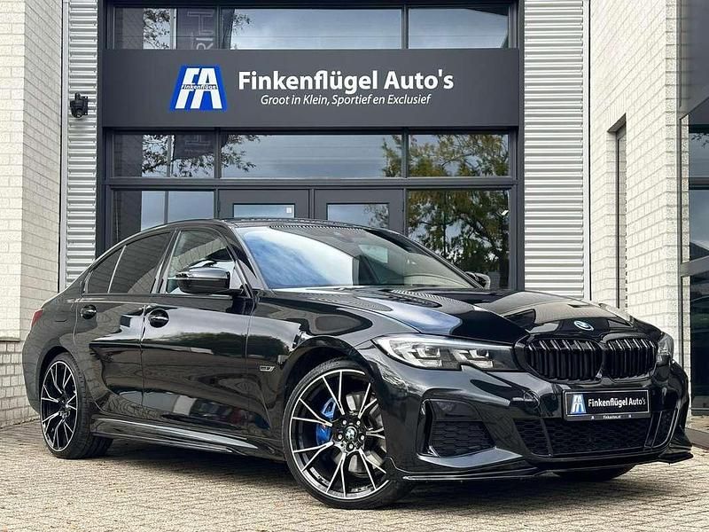 Zwart Gebruikt 2021 BMW 330e M Sport Sedan | € 35.700 (Goede deal) - Afbeelding 1/4