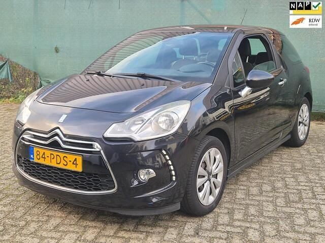 Zwart (metallic) Gebruikt 2011 Citroën DS3 Chic Hatchback | € 2.999 (Super prijs) - Afbeelding 1/4