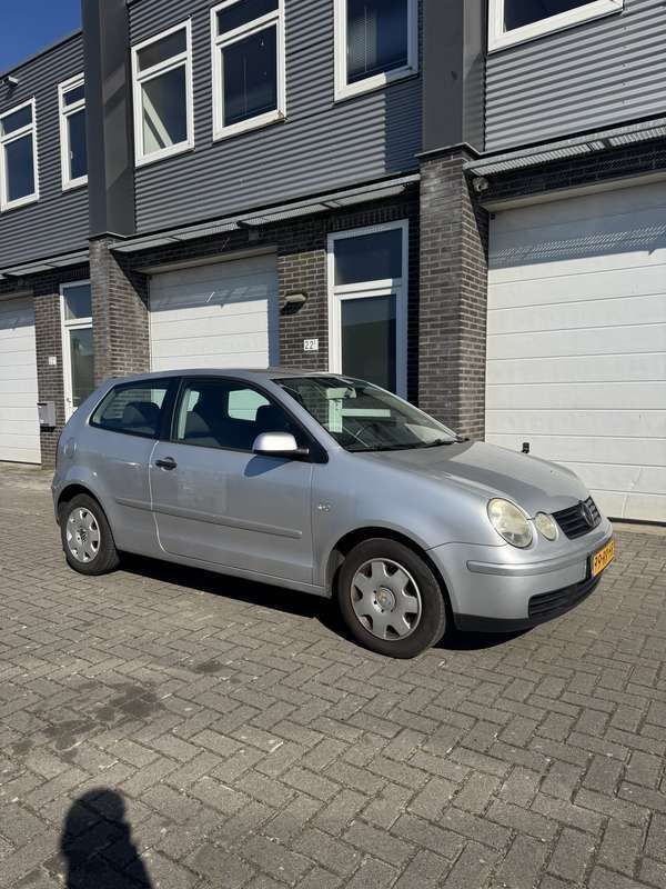 Grijs Gebruikt 2002 VW Polo Highline Hatchback | € 1.500 (Iets duurder) - Afbeelding 1/4