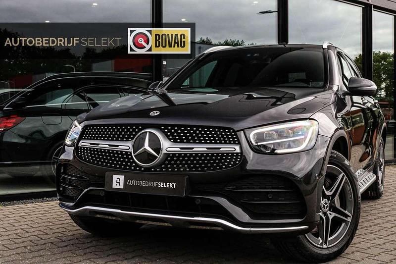 Grijs, metallic lak Gebruikt 2021 Mercedes GLC300e AMG SUV | € 40.900 (Super prijs) - Afbeelding 1/4
