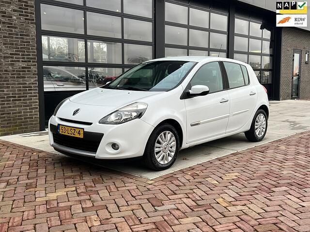Wit (metallic) Gebruikt 2010 Renault Clio II Collection Hatchback | € 4.450 (Iets duurder) - Afbeelding 1/4