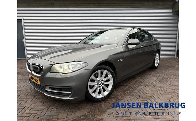 Grijs Gebruikt 2014 BMW 518 Sedan | € 11.495 - Afbeelding 1/4