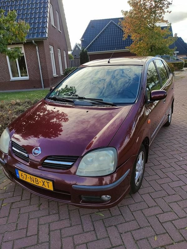 Rood (metallic) Gebruikt 2003 Nissan Almera Tino Acenta MPV | € 2.250 - Afbeelding 1/4