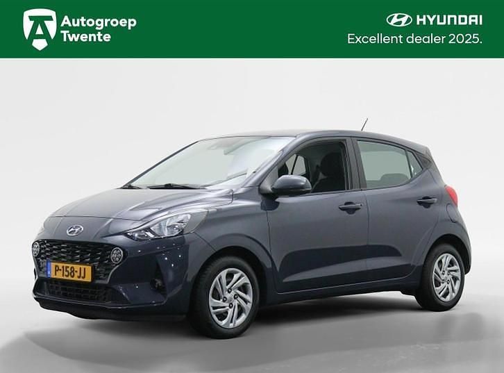 Aurora grey (grijs metallic) Gebruikt 2022 Hyundai i10 Comfort Hatchback | € 13.950 (Eerlijke prijs) - Afbeelding 1/4