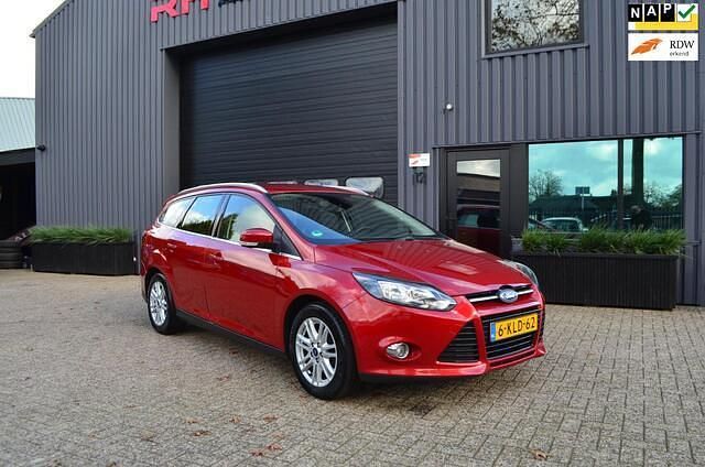 Rood Occasion 2013 Ford Focus Titanium Stationwagen | € 5.750 (Iets duurder) - Afbeelding 1/4