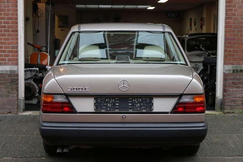 Occasion Mercedes E300 188 PK (138 kW) 1987 Beige Sedan
