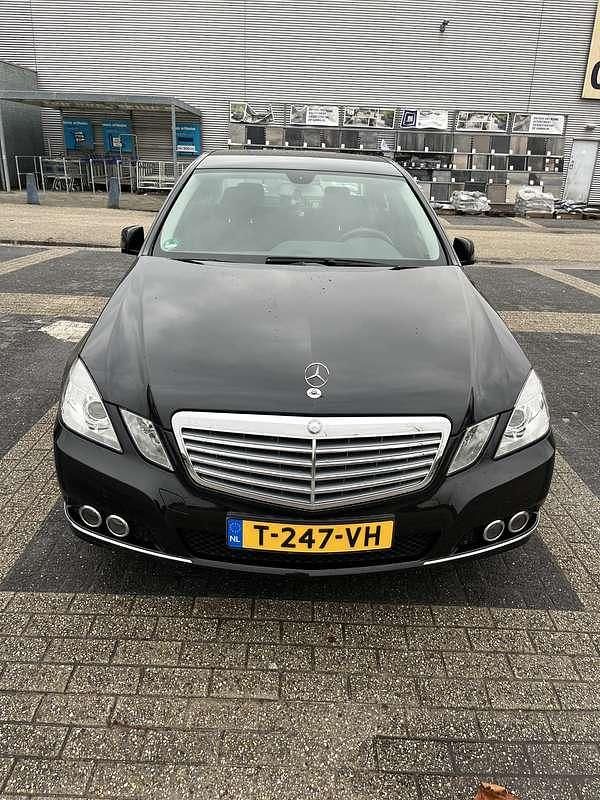 Zwart Gebruikt 2010 Mercedes E200 Sedan | € 13.000 (Goede deal) - Afbeelding 1/4