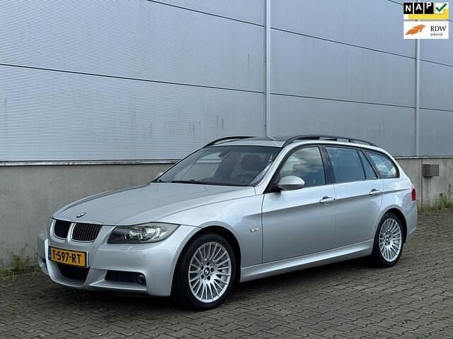 Grijs, metallic lak Gebruikt 2006 BMW 330 M Sport Stationwagen | € 9.499 (Super prijs) - Afbeelding 1/4