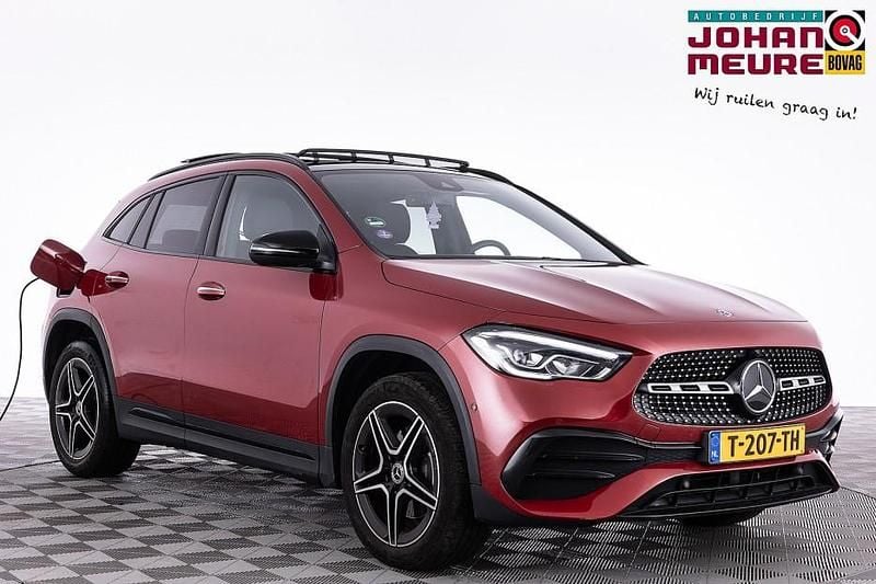 Rood Occasion 2023 Mercedes GLA250 AMG line SUV | € 38.900 (Super prijs) - Afbeelding 1/4