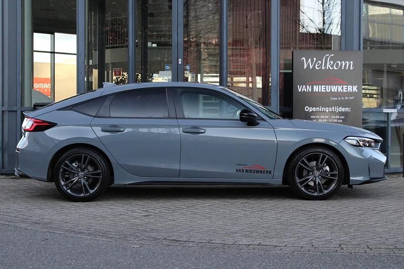 Nieuw Honda Civic Elegance 143 PK (105 kW) 2025 Grijs (metallic) Hatchback